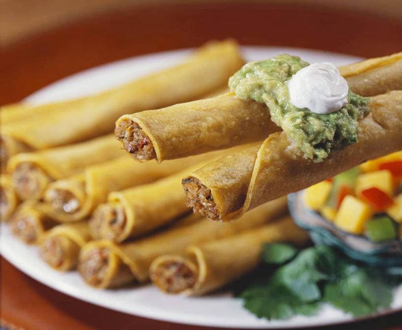 无人,横图,俯视,室内,特写,白天,烹饪,西餐,餐桌,桌子,餐具,水果,一排,许多,阴影,朦胧,模糊,新鲜,整齐,并列,并排,反射,碟子,盘,影子,调料,酱料,酱汁,生食,佐料,料理,食品,果实,调味品,很多,调味料,酱,菜肴,美食,食物,排列,一个,盘子,碟,快餐,酪梨,鳄梨,西式,佳肴,有机食品,绿色食品,单个,餐台,油梨,队列,平行,鸡肉卷,西式快餐,樟梨,墨西哥鸡肉卷,牛油果,彩图,高角度拍摄