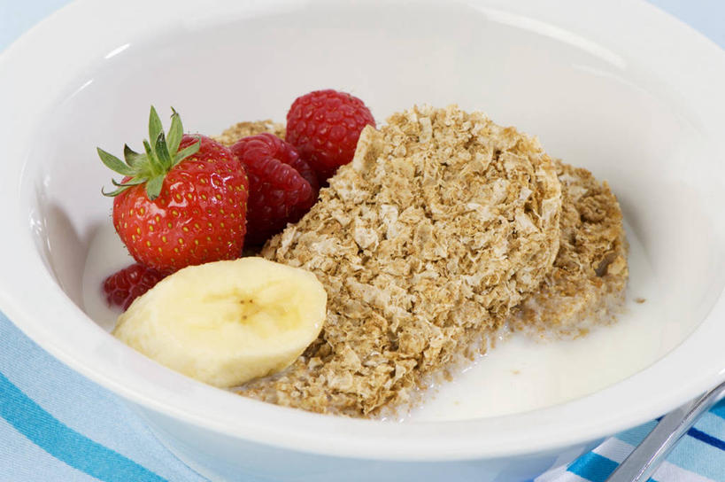 点心,牛奶,无人,横图,俯视,室内,特写,白天,餐桌,桌子,草莓,浆果,香蕉,水果,阴影,新鲜,反射,影子,陶瓷,生食,食品,果实,陶瓷制品,饮品,营养,食物,饮料,一个,红色,容器,碗,饼干,零食,有机食品,绿色食品,单个,餐台,储藏,乳制品,奶,牛乳,储存,安神,洋莓,水果皇后,红莓,甘蕉,地莓,彩图,高角度拍摄,贮存