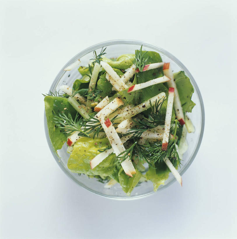 无人,竖图,俯视,室内,特写,白天,白色背景,餐桌,桌子,苹果,黄瓜,蔬菜,水果,玻璃,一堆,阴影,堆叠,堆积,新鲜,反射,影子,生菜,莴苣,生食,蔬菜沙拉,沙拉,食品,色拉,沙律,玻璃制品,食物,一个,容器,碗,摄影,有机食品,绿色食品,影棚,单个,餐台,色拉酱,储藏,堆,储存,千岛酱,莳萝,洋茴香,土茴香,春菜,鹅仔菜,莴仔菜,千金菜,叶用莴苣,奶油生菜,青瓜,胡瓜,彩图,高角度拍摄,影棚拍摄,拍摄,贮存