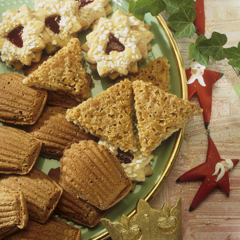 点心,无人,竖图,俯视,室内,特写,白天,餐桌,桌子,餐具,许多,阴影,反射,碟子,盘,影子,食品,曲奇,很多,食物,一个,盘子,碟,饼干,零食,单个,餐台,曲奇饼,曲奇饼干,彩图,高角度拍摄