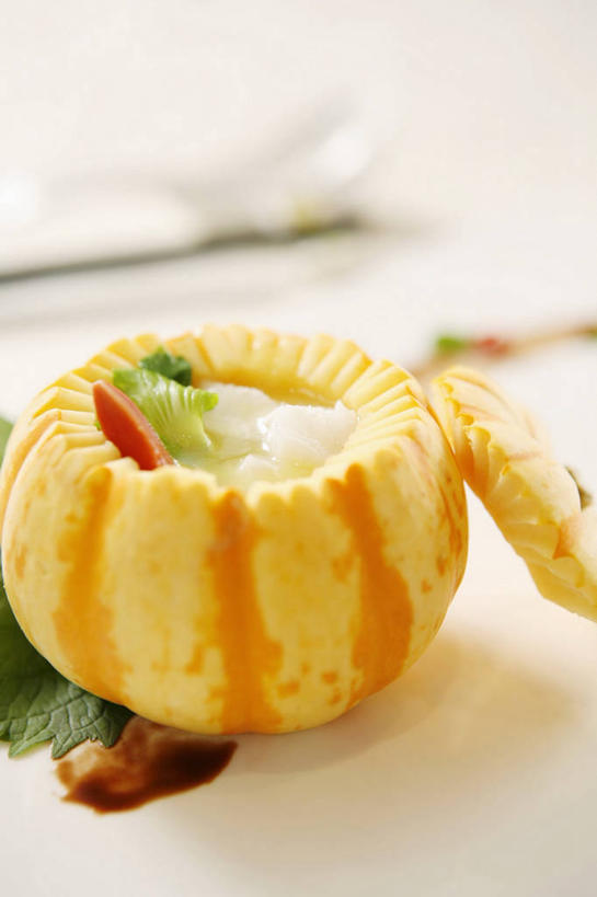 海鲜,龙虾,无人,竖图,俯视,室内,特写,白天,烹饪,中餐,餐桌,桌子,南瓜,蔬菜,阴影,朦胧,模糊,新鲜,反射,影子,金瓜,虾,料理,食品,水产,菜肴,美食,海洋生物,番瓜,食物,中式,佳肴,有机食品,绿色食品,餐台,麦瓜,倭瓜,水生动物,海产品,水生物,海底动物,彩图,高角度拍摄