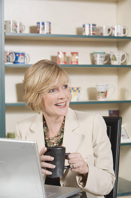 咖啡,西方人,一个人,坐,竖图,室内,白天,正面,幸福,电脑,笔记本电脑,桌子,杯子,欧洲,欧洲人,仅一个女性,仅一个人,握,服装,网络,瓷器,办公桌,咖啡杯,陶瓷制品,一杯,拿,置物架,拿着,扭头,注视,休闲装,娱乐,通讯设备,架子,饮料,衣服,观察,看,转头,仅一个中年女性,享受,休闲,温馨,休闲服,放松,乐趣,握着,服饰,观看,一台,察看,提神,无线,舒适,关注,瓷杯,醒脑,通信设备,无线网络,陈列架,无线上网,便携式电脑,软饮料,搁架,手提电脑,女人,女性,中年女性,白种人,坐着,半身,彩图