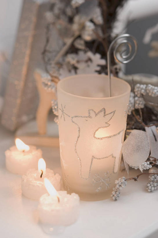 无人,竖图,俯视,室内,特写,白天,幸福,餐桌,桌子,哺乳动物,鹿,野生动物,蜡烛,圣诞节,阴影,节日,朦胧,模糊,庆祝,装饰,光线,火焰,影子,烛光,燃烧,文化,装饰品,动物,装饰物,点燃,庆典,可爱,摄影,活泼,影棚,餐台,纪念,华丽,修饰,吉祥,点缀,饰物,衬托,美观,雅致,雅观,进取,角鹿,驯鹿,彩图,高角度拍摄,影棚拍摄,拍摄