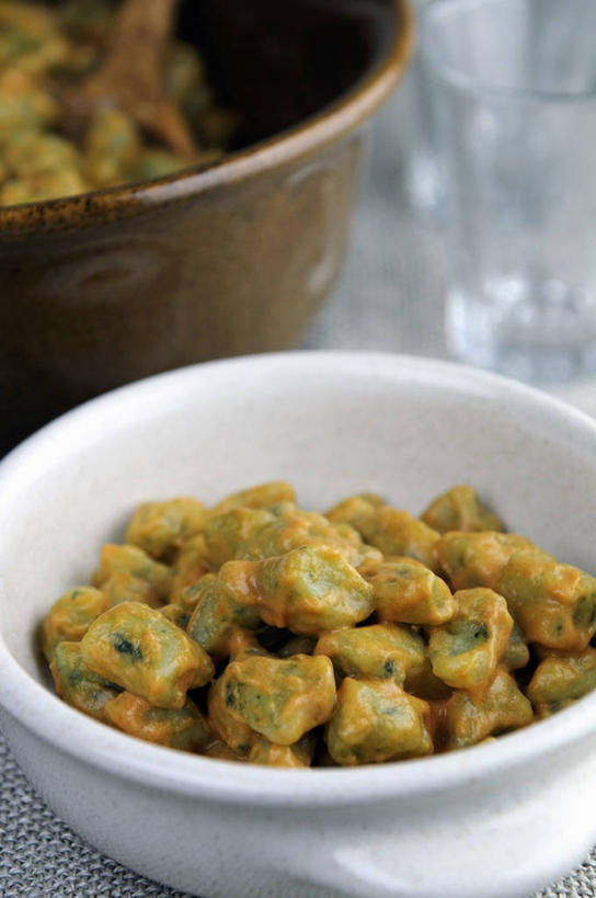 点心,面食,无人,竖图,俯视,室内,特写,白天,中餐,餐桌,桌子,阴影,朦胧,模糊,反射,影子,陶瓷,调料,酱料,酱汁,茄汁,佐料,料理,食品,饺子,面点,甜点,甜品,陶瓷制品,调味品,调味料,番茄酱,酱,小吃,食物,糕点,两个,容器,碗,甜食,奶油,中式,餐台,储藏,乳制品,储存,水饺,激凌,克林姆,淇淋,彩图,高角度拍摄,贮存