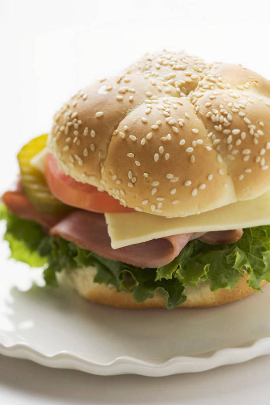 点心,面包,奶酪,无人,竖图,俯视,室内,特写,白天,白色背景,烹饪,西餐,餐桌,桌子,黄瓜,蔬菜,西红柿,餐具,阴影,新鲜,反射,碟子,盘,影子,生菜,莴苣,肉,芝麻,干酪,汉堡,起司,料理,食品,面点,芝士,营养,火腿,猪肉,菜肴,美食,肉类,食物,腌制,糕点,一个,盘子,碟,快餐,乳酪,西式,摄影,佳肴,有机食品,绿色食品,影棚,单个,餐台,乳制品,发酵,肉食,西式快餐,垃圾食品,小圆面包,豚肉,脂麻,胡麻,白麻,巨胜子,春菜,鹅仔菜,莴仔菜,千金菜,油麻,叶用莴苣,熏制,火肉,兰熏,猪腿,青瓜,胡瓜,番茄,彩图,高角度拍摄,影棚拍摄,拍摄