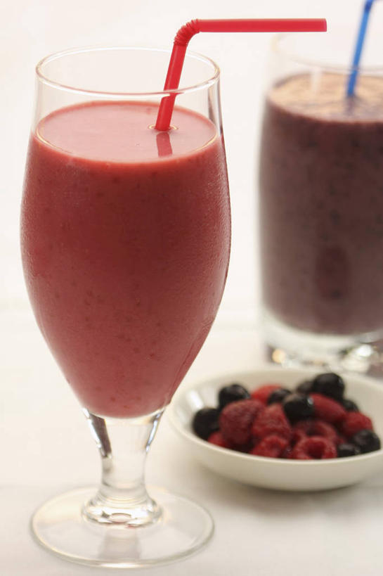 果汁,无人,竖图,俯视,室内,特写,白天,餐桌,桌子,杯子,餐具,水果,两根,阴影,新鲜,反射,碟子,盘,影子,塑料,生食,食品,果实,饮品,两杯,玻璃制品,食物,饮料,三个,盘子,水杯,塑料制品,吸管,碟,有机食品,绿色食品,餐台,空心,可口,山莓,树莓,三月泡,四月泡,山抛子,刺葫芦,悬钩子,馒头菠,高脚菠,龙船泡,泡儿刺,饮管,适口,玻璃杯,彩图,高角度拍摄,圆柱状