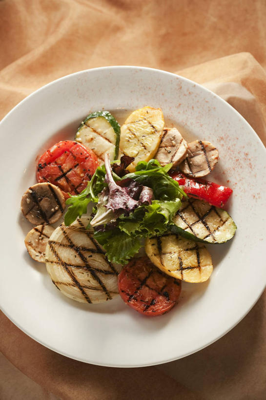 无人,竖图,俯视,室内,特写,白天,餐桌,桌子,南瓜,蔬菜,西红柿,洋葱,餐具,阴影,新鲜,反射,碟子,盘,影子,金瓜,肉,生食,蔬菜沙拉,沙拉,食品,西葫芦,色拉,猪肉,沙律,肉类,番瓜,食物,一个,盘子,碟,白瓜,有机食品,绿色食品,单个,餐台,色拉酱,麦瓜,倭瓜,玉葱,千岛酱,肉食,豚肉,茭瓜,圆葱,洋葱头,球葱,番茄,葱头,彩图,高角度拍摄