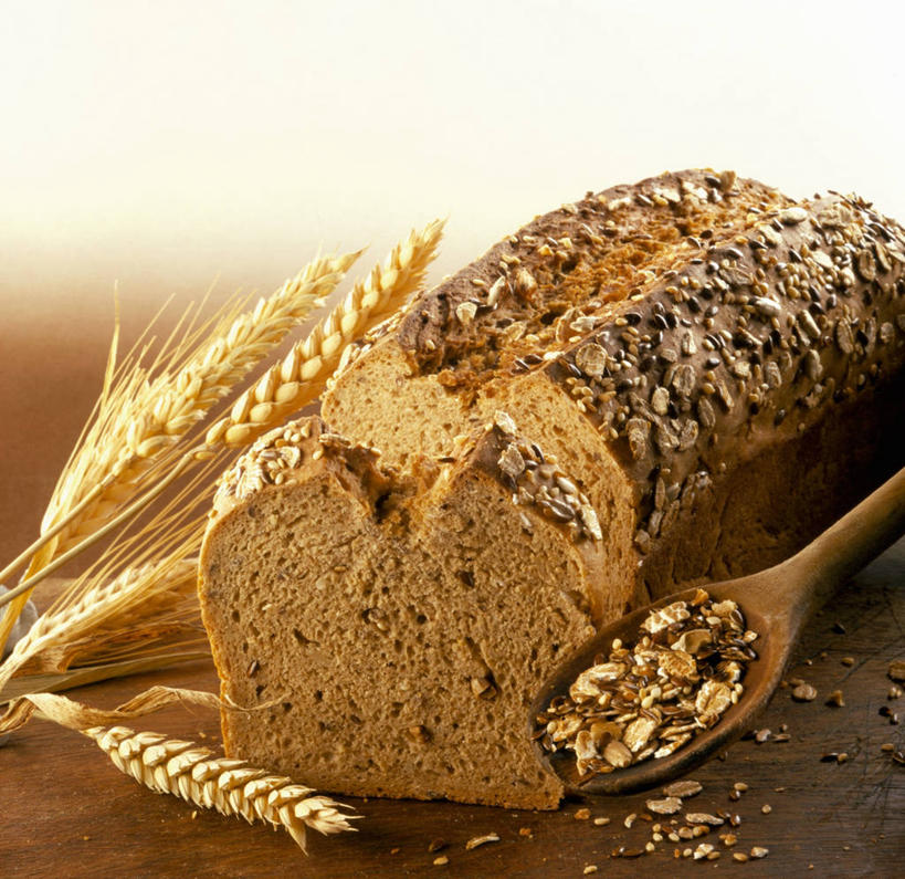 点心,面包,无人,横图,俯视,室内,特写,白天,农作物,小麦,餐桌,桌子,切开,阴影,反射,木制,影子,勺子,谷物,食品,面点,食物,糕点,一个,木制品,调羹,汤匙,切,黑面包,麦子,单个,餐台,全麦面包,剖面,切面,麸皮面包,彩图,高角度拍摄