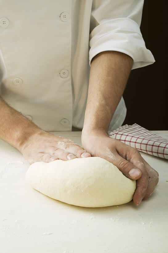 西方人,手,一个人,厨师,竖图,室内,特写,白天,正面,工作服,制服,餐桌,桌子,欧洲,欧洲人,双手,仅一个男性,仅一个人,仅一个中年男性,服装,粉末,面粉,粮食,衣服,白色,按,手部,粉,服饰,餐台,农产品,衣着,穿着,原材料,粉状,工作制服,衣饰,男人,男性,中年男性,白种人,厨师长,厨子,大厨,主厨,半身,彩图,工作套服