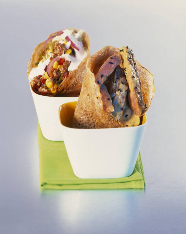 点心,煎饼,无人,竖图,俯视,室内,特写,白天,白色背景,餐桌,桌子,阴影,反射,影子,陶瓷,肉,牛肉,食品,陶瓷制品,文化,小吃,肉类,食物,糕点,两个,餐巾,容器,碗,甜食,摄影,影棚,餐台,储藏,储存,肉食,薄煎饼,保洁方巾,口布,彩图,高角度拍摄,影棚拍摄,拍摄,班戟,薄烤饼,贮存