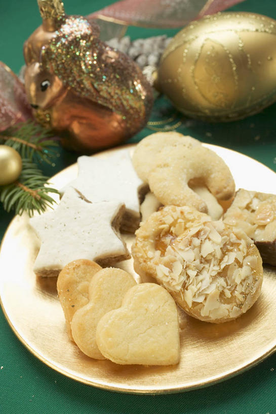 点心,无人,竖图,俯视,室内,特写,白天,爱情,餐桌,桌子,餐具,圣诞节,阴影,节日,爱心,朦胧,模糊,庆祝,装饰,反射,碟子,挂饰,盘,影子,食品,圣诞球,曲奇,浪漫,文化,球,食物,一个,盘子,碟,饼干,零食,庆典,球体,温暖,温馨,心形,恩爱,单个,餐台,纪念,华丽,修饰,点缀,和睦,曲奇饼,曲奇饼干,衬托,美观,雅致,雅观,心型,彩图,高角度拍摄,融洽