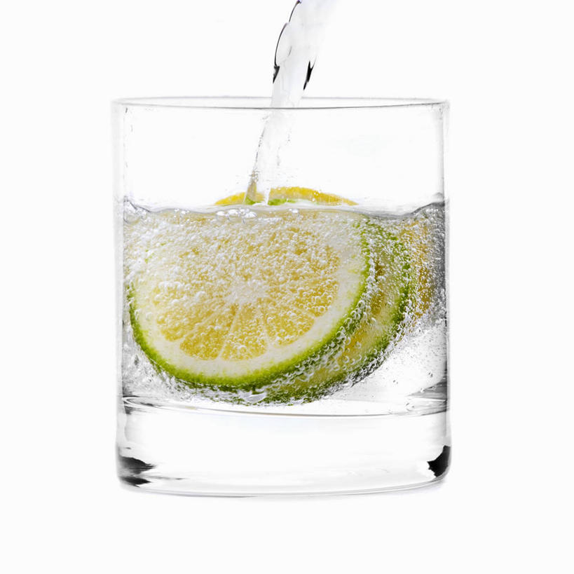 无人,方图,室内,特写,白天,白色背景,正面,水,餐桌,桌子,杯子,水果,倒,切开,阴影,新鲜,反射,液体,影子,生食,食品,果实,一杯,饮用水,玻璃制品,食物,一个,水杯,矿泉水,切,摄影,有机食品,绿色食品,影棚,单个,餐台,剖面,蒸馏水,切面,酸橙,代代,玻璃杯,橙子,橙,彩图,影棚拍摄,拍摄