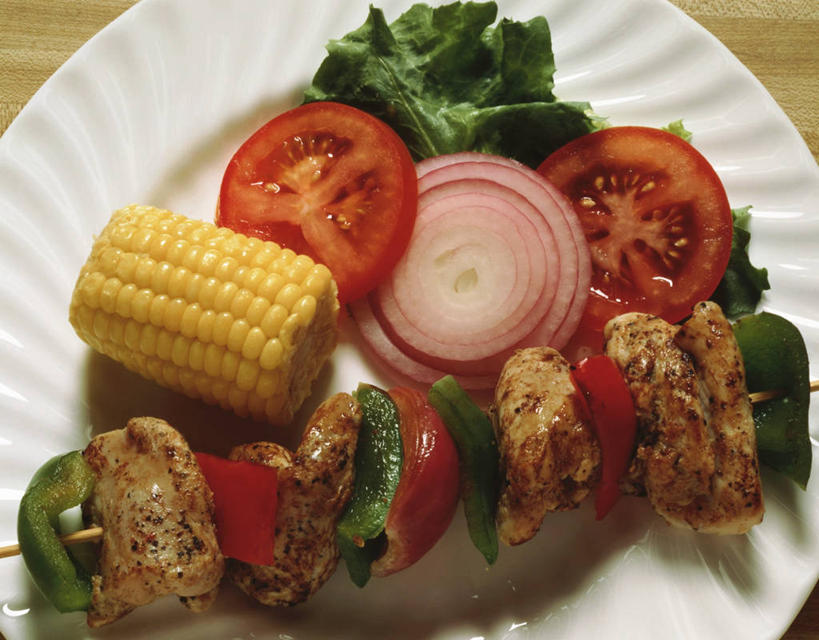 无人,横图,俯视,室内,特写,白天,烧烤,玉米,餐桌,桌子,辣椒,蔬菜,西红柿,洋葱,餐具,阴影,新鲜,反射,棒子,碟子,盘,影子,玉蜀黍,鸡肉,肉,食品,烤肉,肉类,竹签,食物,一个,盘子,碟,有机食品,绿色食品,单个,餐台,苞米,玉葱,苞芦,肉食,彩椒,辣角,红海椒,大椒,辣虎,广椒,苞谷,取食签,包谷,大蜀黍,番麦,薏米包,玉高粱,玉麦,珍珠米,圆葱,洋葱头,甜椒,柿子椒,球葱,辣子,海椒,番茄,番椒,灯笼椒,葱头,彩图,高角度拍摄,甜玉米