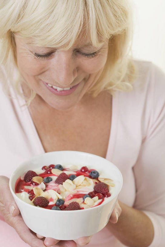 牛奶,西方人,手,一个人,捧,笑,微笑,露齿笑,竖图,室内,特写,白天,正面,早餐,欧洲,欧洲人,双手,仅一个女性,仅一个人,一堆,堆叠,堆积,服装,陶瓷,谷物,食品,陶瓷制品,饮品,营养,注视,休闲装,酸奶,美食,饮食,饮料,一个,衣服,容器,碗,观察,看,仅一个中年女性,休闲,手部,休闲服,保健,服饰,单个,观看,储藏,堆,麦片,察看,乳制品,奶,储存,关注,发酵,优格,优酪乳,女人,女性,中年女性,白种人,端,端着,捧着,手捧,半身,彩图,贮存