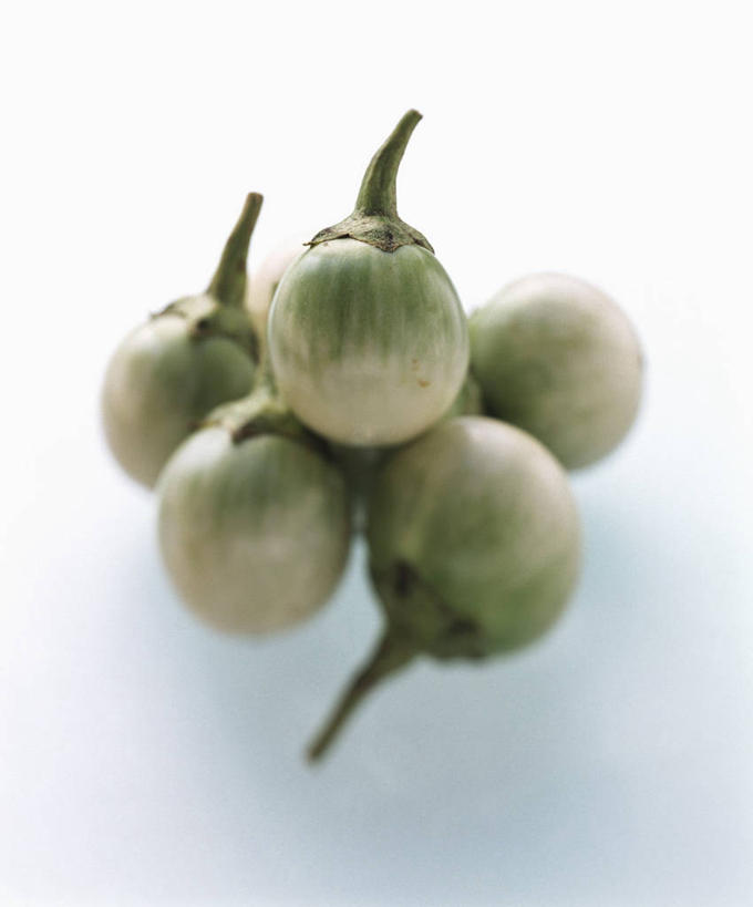 无人,竖图,俯视,室内,特写,白天,白色背景,餐桌,桌子,茄子,蔬菜,一堆,许多,阴影,堆叠,堆积,新鲜,反射,影子,食品,很多,食物,绿色,摄影,有机食品,绿色食品,影棚,餐台,堆,落苏,酪酥,昆仑瓜,矮瓜,彩图,高角度拍摄,影棚拍摄,拍摄