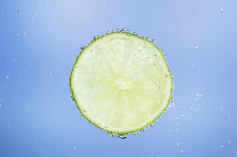 无人,横图,俯视,室内,特写,白天,水,餐桌,桌子,水果,一片,切开,阴影,蓝色背景,新鲜,反射,液体,影子,水滴,生食,食品,果实,食物,绿色,切,摄影,有机食品,绿色食品,影棚,餐台,剖面,切面,酸橙,代代,橙子,橙,彩图,高角度拍摄,影棚拍摄,拍摄