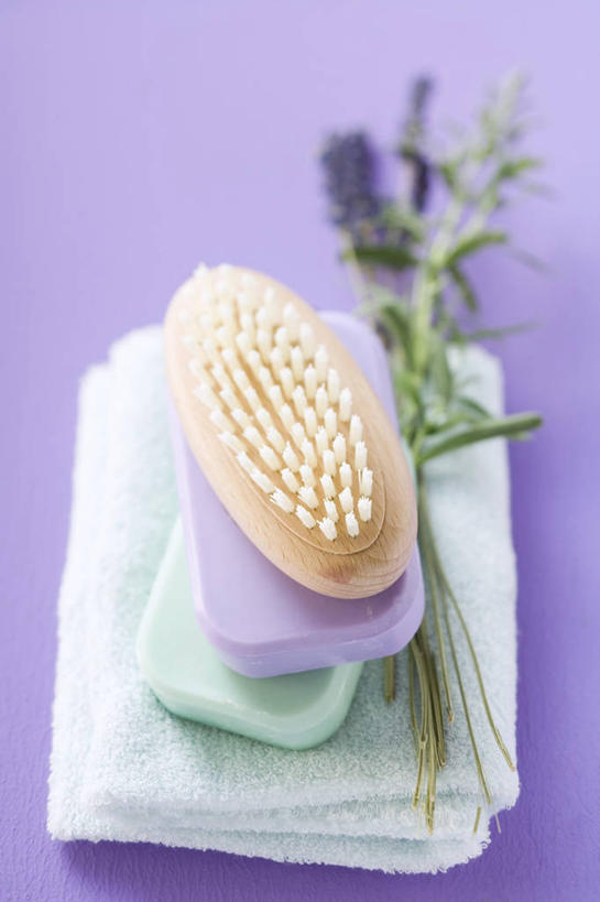 无人,竖图,俯视,室内,特写,白天,爱情,化妆,美容,桌子,护肤,阴影,紫色背景,盛开,反射,纺织物,影子,浪漫,花蕾,花,花瓣,花朵,鲜花,紫色,化妆品,刷子,肥皂,毛巾,香皂,日用品,洗浴用品,香草,花苞,花蕊,薰衣草,清洁,保养,享受,休闲,放松,保健,摄影,影棚,保暖,护肤品,化妆用品,沐浴刷,清洁用具,护肤用品,呼吸,舒缓,透气,养颜,防水,去污,紧肤,嫩肤,灵香草,黄香草,奇迹,洗浴用具,储水,耐磨,吸水,洗涤,彩图,高角度拍摄,影棚拍摄,拍摄