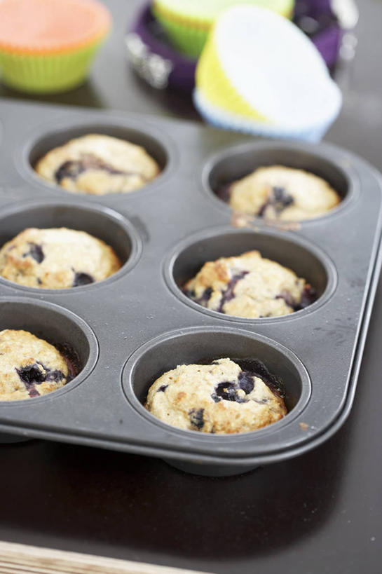 点心,无人,竖图,俯视,室内,特写,白天,下午茶,餐桌,桌子,浆果,蓝莓,餐具,水果,一排,许多,阴影,新鲜,整齐,并列,并排,盛开,反射,碟子,烤盘,盘,影子,生食,食品,果实,很多,花蕾,松饼,花,花瓣,花朵,鲜花,食物,糕点,排列,一个,盘子,碟,花苞,花蕊,有机食品,绿色食品,单个,餐台,队列,平行,玛芬蛋糕,山都柿,蓝浆果,蓝靛果,彩图,高角度拍摄,蓝莓松饼