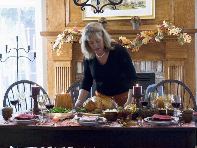 红酒,葡萄酒,西方人,一个人,站,横图,室内,白天,正面,餐桌,窗户,桌子,鸡,杯子,餐具,蜡烛,椅子,欧洲,欧洲人,仅一个女性,仅一个人,许多,握,阴影,服装,节日,庆祝,光线,碟子,高脚杯,火焰,盘,影子,烛光,陶瓷,木椅,墙,鸡肉,肉,陶瓷制品,红酒杯,火鸡,酒类,很多,燃烧,拿,拿着,注视,休闲装,文化,肉类,家禽,玻璃窗,墙壁,墙面,玻璃制品,酒,饮料,衣服,动物,盘子,酒杯,容器,碟,碗,点燃,观察,看,站着,仅一个中年女性,庆典,休闲,休闲服,红葡萄酒,烤鸡,握着,服饰,牲畜,餐台,观看,纪念,储藏,察看,葡萄酒杯,储存,关注,肉食,感恩节,七面鸟,吐绶鸡,女人,女性,中年女性,白种人,玻璃杯,站立,半身,彩图,贮存