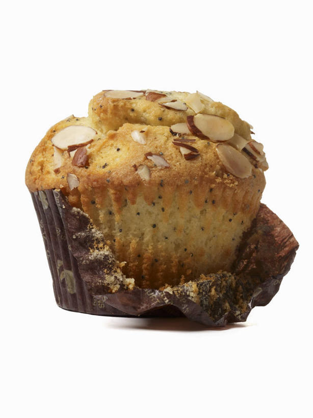 点心,无人,竖图,俯视,室内,特写,白天,白色背景,下午茶,餐桌,桌子,柠檬,杏仁,水果,阴影,新鲜,反射,影子,生食,食品,果实,松饼,食物,糕点,一个,摄影,有机食品,绿色食品,影棚,单个,餐台,纸托,玛芬蛋糕,蛋糕托,蛋糕托纸,蛋糕纸托,杏子,杏梅仁,杏核仁,木落子,苦杏仁,益母果,柠果,彩图,高角度拍摄,影棚拍摄,拍摄,杏仁松饼