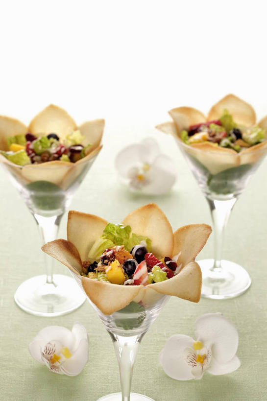 无人,竖图,俯视,室内,特写,白天,餐桌,桌子,杯子,水果,阴影,新鲜,盛开,反射,高脚杯,影子,生食,沙拉,食品,果实,红酒杯,花蕾,色拉,沙律,水果沙拉,玻璃制品,花,花瓣,花朵,鲜花,食物,三个,白色,酒杯,花苞,花蕊,有机食品,绿色食品,餐台,色拉酱,葡萄酒杯,千岛酱,华夫饼,窝夫,格子饼,华夫,格仔饼,压花蛋饼,玻璃杯,彩图,高角度拍摄