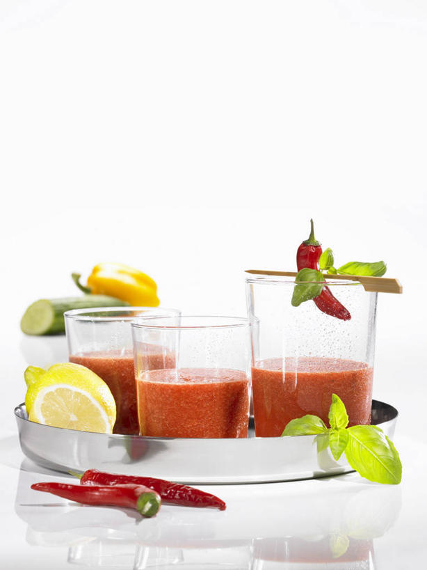 无人,竖图,俯视,室内,特写,白天,白色背景,餐桌,桌子,柠檬,辣椒,蔬菜,西红柿,杯子,餐具,水果,叶子,阴影,新鲜,反射,碟子,盘,影子,生食,食品,果实,绿叶,饮品,蔬菜汁,蔬果,玻璃制品,食物,饮料,盘子,水杯,碟,四个,嫩叶,番茄汁,摄影,有机食品,绿色食品,影棚,餐台,可口,辣角,红海椒,大椒,辣虎,广椒,适口,叶,叶片,玻璃杯,益母果,柠果,辣子,红辣椒,海椒,番茄,番椒,彩图,高角度拍摄,影棚拍摄,拍摄