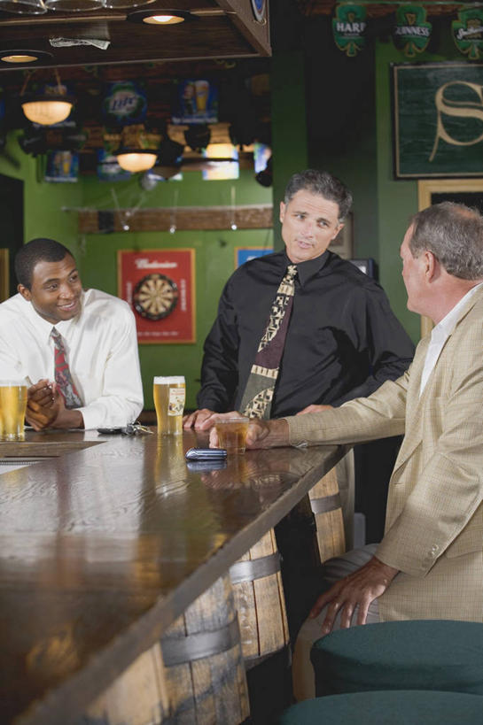 啤酒,西方人,三个人,同事,商务人士,商务男性,酒吧,站,坐,竖图,室内,白天,正面,衬衫,成功,合作,团队,集体,信心,桌面,桌子,杯子,照明,欧洲,非洲,黑人,欧洲人,阴影,套装,光线,木制,影子,灯光,领带,酒类,注视,队伍,顶灯,玻璃制品,灯,酒,饮料,酒杯,木制品,啤酒杯,灯具,观察,看,站着,观看,照亮,察看,领导,象征,庄重,照明设备,成就,关注,商务装,身份,合伙,领袖,工薪阶层,正式,地位,男人,男性,中年男性,白种人,非洲人,白领,上班族,玻璃杯,站立,坐着,半身,彩图,衬衣,酒吧间,酒馆