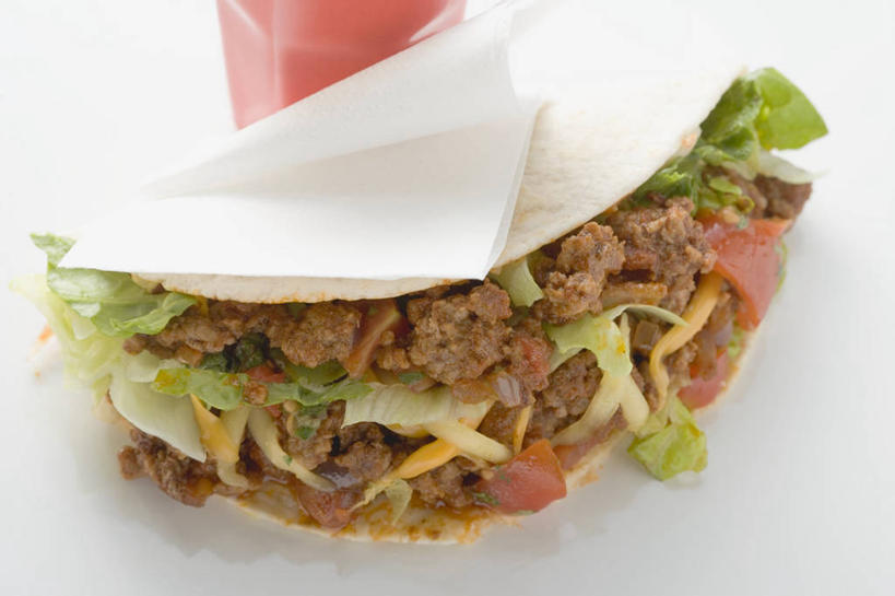 点心,无人,横图,俯视,室内,特写,白天,白色背景,餐桌,桌子,蔬菜,叶子,阴影,新鲜,反射,影子,肉,食品,绿叶,文化,猪肉,饼,小吃,肉类,食物,糕点,甜食,嫩叶,摄影,有机食品,绿色食品,影棚,餐台,肉食,玉米饼,豚肉,叶,叶片,彩图,高角度拍摄,影棚拍摄,拍摄