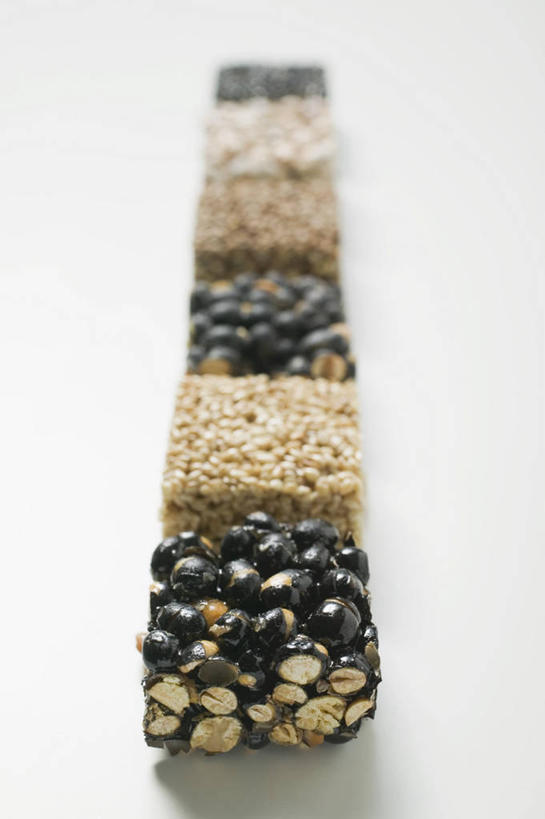 无人,竖图,俯视,室内,特写,白天,白色背景,餐桌,桌子,一排,许多,阴影,整齐,反射,图形,影子,食品,糖,糖果,甜点,甜品,软糖,很多,几何,立方体,正方体,食物,排列,甜食,摄影,影棚,餐台,队列,数学,彩图,高角度拍摄,影棚拍摄,拍摄,几何图形,立体几何,立体图形,正六面体