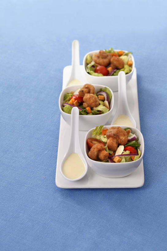 点心,面包,无人,竖图,俯视,室内,特写,白天,餐桌,桌子,蔬菜,餐具,五个,许多,阴影,蓝色背景,新鲜,反射,碟子,盘,影子,勺子,陶瓷,菌菇,蘑菇,生食,蔬菜沙拉,沙拉,食品,面点,陶瓷制品,菌类,色拉,沙律,食物,糕点,盘子,容器,调羹,碟,汤匙,碗,食用菌,摄影,有机食品,绿色食品,影棚,餐台,色拉酱,储藏,储存,千岛酱,彩图,高角度拍摄,影棚拍摄,拍摄,贮存