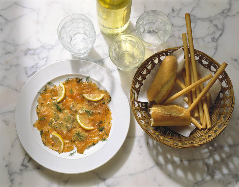 点心,面包,三文鱼,生鱼片,芥末,无人,交叉,横图,俯视,室内,特写,白天,餐桌,桌子,竹子,鲑鱼,杯子,餐具,叶子,许多,阴影,竹制,编织,反射,碟子,篮子,盘,影子,调料,酱料,酱汁,肉,鱼肉,佐料,鱼片,食品,面点,绿叶,调味品,很多,调味料,法国面包,酱,肉类,玻璃制品,食物,糕点,盘子,水杯,竹篮,碟,嫩叶,摄影,影棚,餐台,竹条,法棍,大马哈鱼,交织,长棍面包,竹制品,肉食,莳萝,芥末酱,法式长棍面包,撒蒙鱼,萨门鱼,冰海之皇,鲑,洋茴香,土茴香,马哈鱼,麻哈鱼,大麻哈鱼,沙西米,穿插,叶,叶片,玻璃杯,彩图,高角度拍摄,影棚拍摄,拍摄,芥辣,芥辣酱,美式芥末,美式芥末酱,刺身