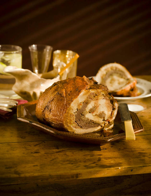 无人,竖图,俯视,室内,特写,白天,餐桌,桌子,鸡,杯子,餐具,许多,阴影,反射,碟子,工具,盘,影子,鸡肉,肉,刀具,火鸡,很多,鸭肉,肉类,家禽,玻璃制品,动物,盘子,水杯,碟,刀,牲畜,餐台,餐刀,肉食,七面鸟,吐绶鸡,玻璃杯,彩图,高角度拍摄