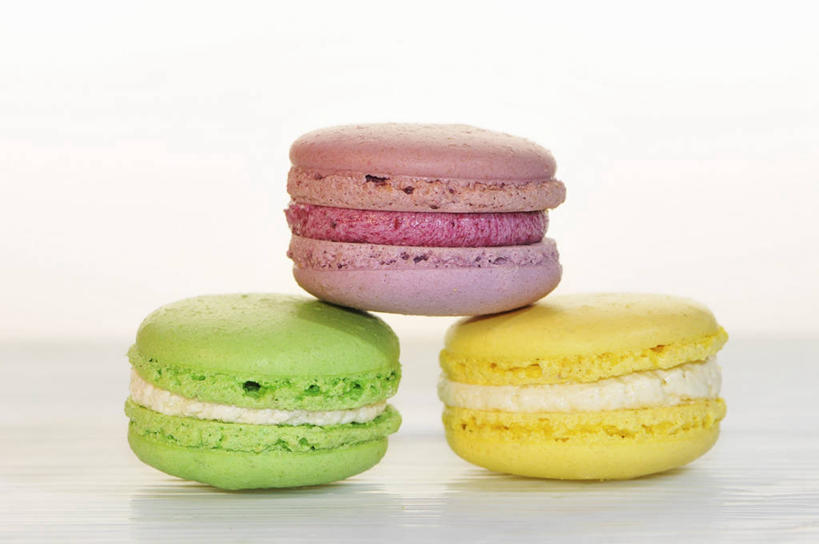 点心,无人,横图,俯视,室内,特写,白天,白色背景,餐桌,桌子,阴影,反射,影子,食品,甜点,甜品,食物,糕点,三个,粉色,黄色,绿色,甜食,摄影,影棚,餐台,马卡龙,玛卡龙,杏仁小圆饼,彩图,高角度拍摄,影棚拍摄,拍摄