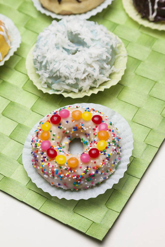 点心,面包,无人,竖图,俯视,室内,特写,白天,餐桌,桌子,阴影,反射,粘稠,影子,调料,食品,糖,面点,调味品,调味料,食物,糕点,甜甜圈,餐台,纸托,糖浆,黏稠,浓厚,多纳滋面包,唐纳滋,蛋糕托,蛋糕托纸,蛋糕纸托,面包圈,彩图,高角度拍摄