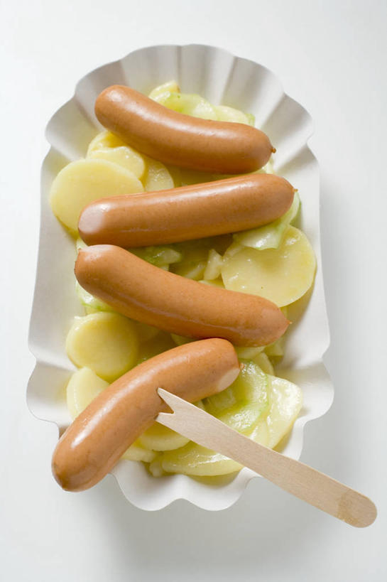 无人,竖图,俯视,室内,特写,白天,白色背景,餐桌,桌子,蔬菜,土豆,餐具,阴影,新鲜,反射,叉子,碟子,盘,影子,肉,生食,蔬菜沙拉,香肠,沙拉,食品,腊肠,色拉,猪肉,沙律,肉类,食物,两个,盘子,碟,摄影,有机食品,绿色食品,影棚,餐台,色拉酱,千岛酱,肉食,餐叉,豚肉,馍馍蛋,进餐用具,洋芋,山药蛋,马铃薯,彩图,高角度拍摄,影棚拍摄,拍摄