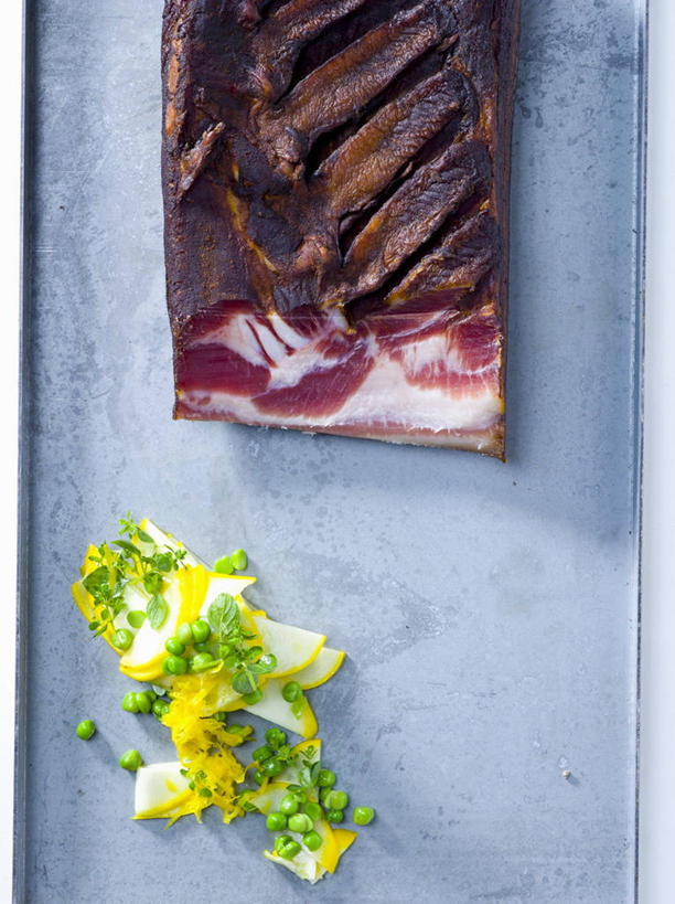 无人,竖图,俯视,室内,特写,白天,餐桌,桌子,餐具,叶子,切开,阴影,反射,碟子,盘,影子,肉,香肠,绿叶,腊肠,猪肉,肉类,一个,盘子,碟,切,嫩叶,单个,餐台,剖面,肉食,切面,豚肉,叶,叶片,彩图,高角度拍摄