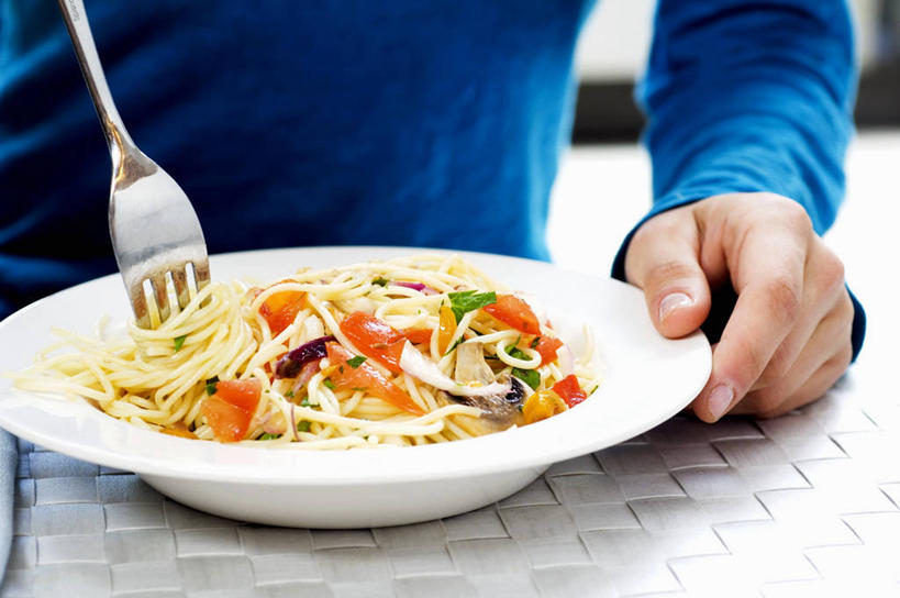 面食,面条,意大利面,西方人,手,一个人,横图,室内,特写,白天,正面,西餐,蔬菜,餐具,欧洲,欧洲人,仅一个男性,仅一个人,握,服装,新鲜,叉子,碟子,盘,菌菇,蘑菇,面,料理,食品,拿,菌类,拿着,休闲装,食物,仅一个年轻男性,两个,衣服,蓝色,盘子,碟,休闲,手部,休闲服,食用菌,西式,握着,服饰,有机食品,绿色食品,单手,餐叉,男人,男性,年轻男性,白种人,进餐用具,半身,彩图