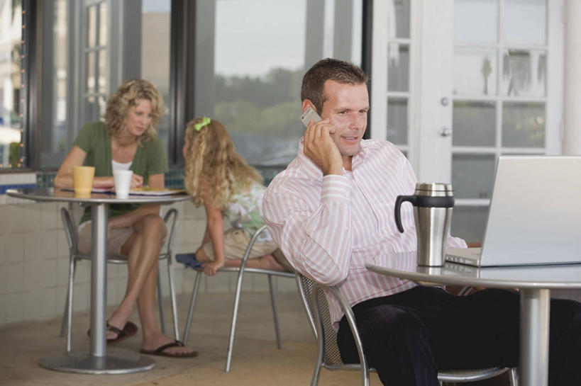 咖啡,西方人,儿童,三个人,家庭,夫妻,母亲,父亲,女儿,商务人士,商务男性,坐,说,打电话,横图,室内,白天,正面,衬衫,爱情,讨论,幸福,纯洁,电脑,笔记本电脑,餐桌,窗户,桌子,杯子,电话,手机,椅子,欧洲,欧洲人,握,套装,服装,网络,瓷器,墙,咖啡杯,陶瓷制品,浪漫,拿,拿着,注视,休闲装,娱乐,通讯设备,玻璃窗,墙壁,墙面,饮料,小孩,衣服,观察,看,享受,休闲,温暖,温馨,父女,母女,三口之家,一家人,休闲服,恩爱,放松,父爱,可爱,乐趣,母爱,童年,童趣,握着,恋人,服饰,餐台,观看,一台,和睦,察看,提神,无线,舒适,关注,瓷杯,醒脑,通信设备,商务装,无线网络,无线上网,便携式电脑,工薪阶层,童真,烂漫,无邪,一部,软饮料,交流,天真,手提电脑,男人,男性,年轻男性,年轻女性,女孩,女人,女性,白种人,孩子,年轻人,夫妇,情侣,白领,上班族,沟通,讲话,交谈,商讨,说话,谈话,通话,坐着,半身,彩图,衬衣,伴侣,融洽,女生