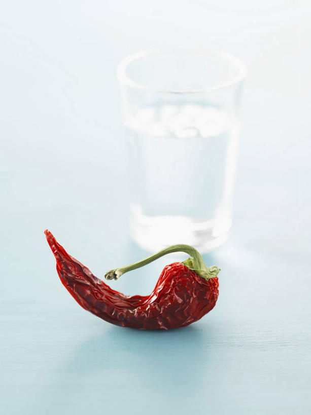 无人,竖图,俯视,室内,特写,白天,白色背景,水,餐桌,桌子,辣椒,蔬菜,杯子,阴影,新鲜,反射,液体,影子,食品,一杯,饮用水,玻璃制品,食物,一个,红色,水杯,矿泉水,摄影,有机食品,绿色食品,影棚,单个,餐台,彩椒,蒸馏水,辣角,红海椒,大椒,辣虎,广椒,玻璃杯,甜椒,柿子椒,辣子,海椒,番椒,灯笼椒,彩图,高角度拍摄,影棚拍摄,拍摄