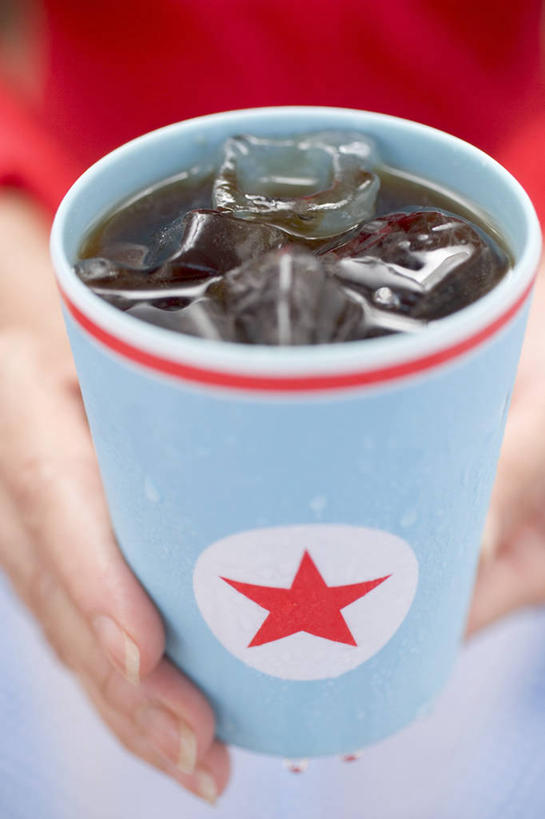 西方人,手,一个人,竖图,室内,特写,白天,正面,杯子,欧洲,欧洲人,仅一个年轻女性,仅一个女性,仅一个人,握,朦胧,模糊,冰,冰块,饮品,一杯,拿,拿着,冷冻,可乐,饮料,一个,纸制品,碳酸饮料,手部,寒冷,握着,冷藏,单个,纸杯,单手,冰冷,可口,一次性杯子,保鲜,适口,年轻女性,女人,女性,白种人,半身,彩图