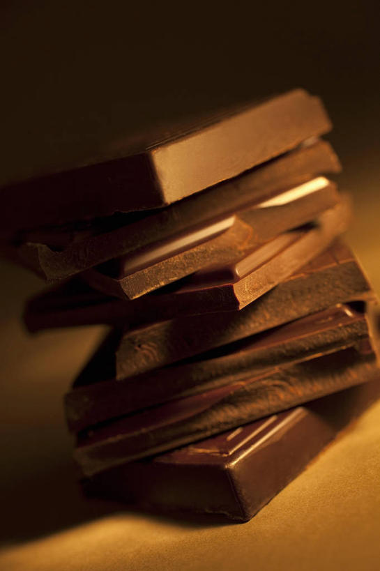 无人,竖图,俯视,室内,特写,白天,餐桌,桌子,一排,许多,阴影,棕色背景,整齐,反射,影子,食品,糖,糖果,甜点,甜品,很多,食物,排列,甜食,巧克力,摄影,影棚,餐台,朱古力,黑巧克力,堆,队列,彩图,高角度拍摄,影棚拍摄,拍摄