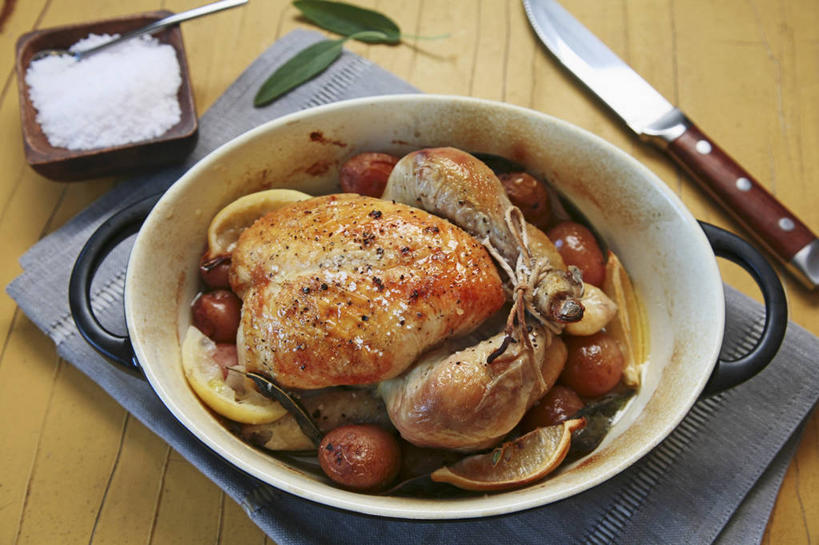 无人,横图,俯视,室内,特写,白天,餐桌,桌子,柠檬,蔬菜,土豆,餐具,水果,叶子,阴影,新鲜,反射,工具,影子,陶瓷,鸡肉,肉,生食,食品,果实,绿叶,刀具,陶瓷制品,蔬果,肉类,食物,容器,碗,刀,四个,嫩叶,烤鸡,有机食品,绿色食品,餐台,储藏,储存,餐刀,肉食,馍馍蛋,叶,叶片,益母果,柠果,洋芋,山药蛋,马铃薯,彩图,高角度拍摄,贮存