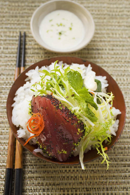 米饭,生鱼片,寿司,无人,竖图,俯视,室内,特写,白天,烹饪,餐桌,筷子,桌子,餐具,一双,阴影,反射,影子,陶瓷,肉,鱼肉,日本料理,鱼片,料理,食品,陶瓷制品,饭,鲔鱼,文化,传统,金枪鱼,菜肴,美食,肉类,食物,两个,容器,碗,日式料理,日式,佳肴,餐台,储藏,礼节,五谷,罂粟籽,吞拿鱼,储存,醋饭,礼仪,肉食,沙西米,四喜饭,进餐用具,阿芙蓉,彩图,高角度拍摄,米囊,御米,贮存,刺身