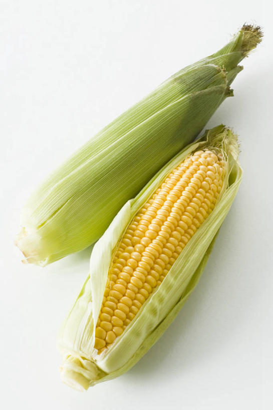 无人,竖图,俯视,室内,特写,白天,白色背景,玉米,餐桌,桌子,蔬菜,叶子,两根,阴影,新鲜,反射,棒子,影子,玉蜀黍,食品,绿叶,食物,黄色,嫩叶,摄影,有机食品,绿色食品,影棚,餐台,苞米,苞芦,苞谷,包谷,大蜀黍,番麦,薏米包,玉高粱,玉麦,珍珠米,叶,叶片,彩图,高角度拍摄,影棚拍摄,拍摄,甜玉米