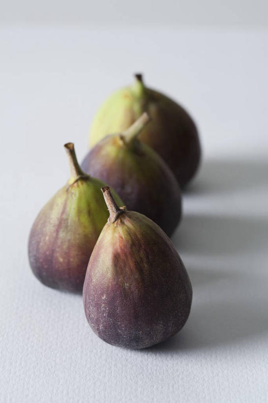 无人,竖图,俯视,室内,特写,白天,白色背景,餐桌,桌子,无花果,水果,一排,阴影,新鲜,整齐,反射,影子,生食,食品,果实,食物,排列,紫色,四个,摄影,有机食品,绿色食品,影棚,餐台,队列,映日果,树地瓜,奶浆果,蜜果,彩图,高角度拍摄,影棚拍摄,拍摄