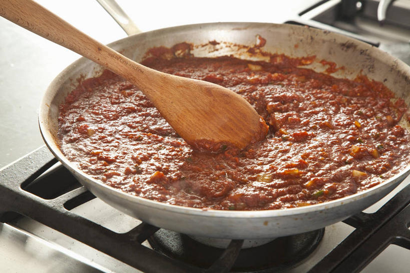 无人,横图,俯视,室内,特写,白天,烹饪,餐桌,桌子,辣椒,蔬菜,西红柿,厨具,金属制品,阴影,新鲜,反射,金属,木制,锅子,影子,勺子,调料,酱料,酱汁,佐料,食品,调味品,调味料,锅,酱,辣酱,食物,两个,木制品,调羹,汤匙,手势,有机食品,绿色食品,餐台,锅具,灶具,辣椒酱,燃气灶,烹饪用具,辣角,红海椒,大椒,辣虎,广椒,燃气具,烹调用具,辣子,红辣椒,海椒,番茄,番椒,烹调,彩图,高角度拍摄