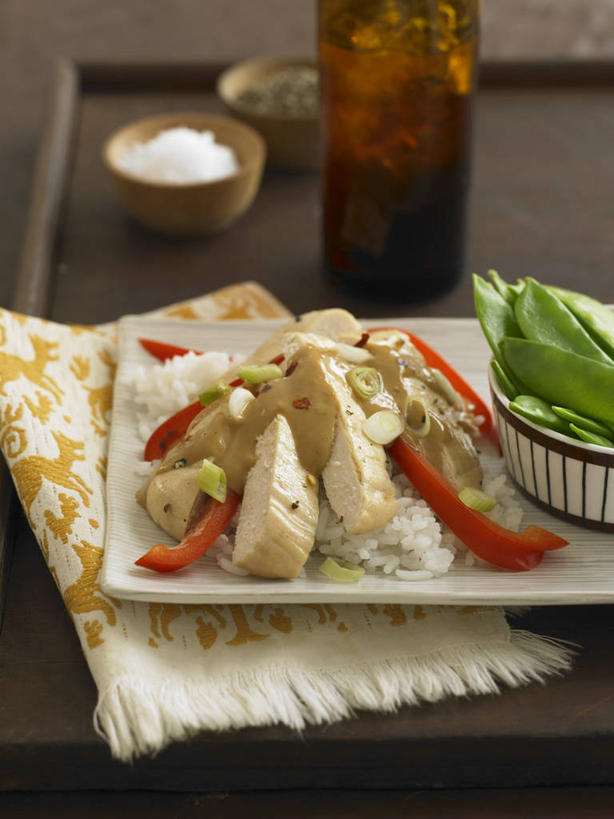 无人,竖图,俯视,室内,特写,白天,烹饪,中餐,植物,餐桌,桌子,辣椒,蔬菜,餐具,阴影,新鲜,反射,碟子,罐子,盘,影子,陶瓷,豆类,豆子,豌豆,调料,鸡肉,酱料,酱汁,肉,佐料,料理,食品,陶瓷制品,调味品,调味料,酱,荷兰豆,菜肴,美食,肉类,玻璃制品,食物,三个,盘子,玻璃瓶,瓶子,容器,碟,碗,中式,花生酱,佳肴,有机食品,绿色食品,餐台,储藏,储存,雪豆,肉食,彩椒,豆科,辣角,红海椒,大椒,辣虎,广椒,寒豆,毕豆,麻累,国豆,小寒豆,麦豌豆,甜椒,柿子椒,辣子,海椒,番椒,灯笼椒,彩图,高角度拍摄,贮存