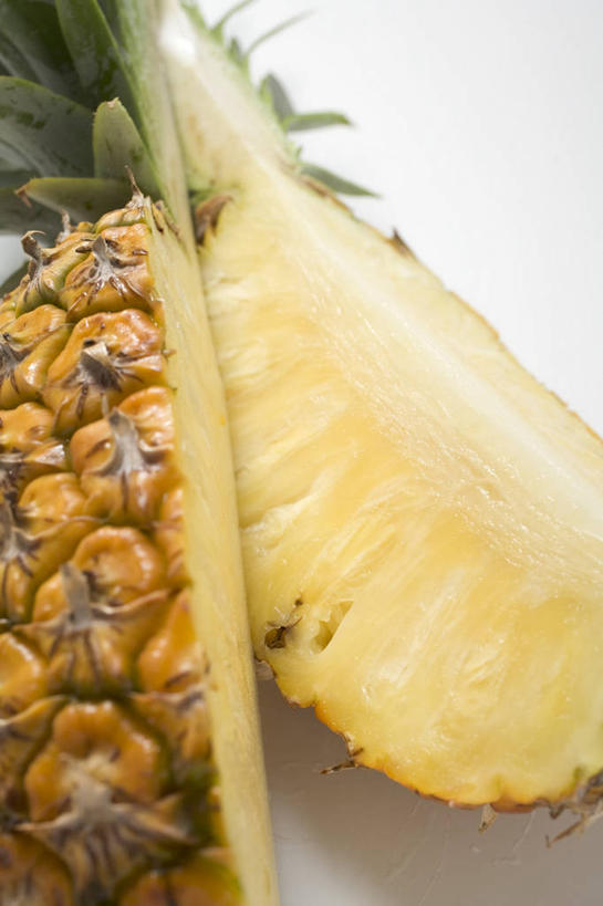 无人,竖图,俯视,室内,特写,白天,白色背景,餐桌,桌子,菠萝,水果,两块,切开,阴影,新鲜,反射,影子,生食,食品,果实,食物,黄色,切,摄影,有机食品,绿色食品,影棚,餐台,剖面,切面,凤梨,彩图,高角度拍摄,影棚拍摄,拍摄