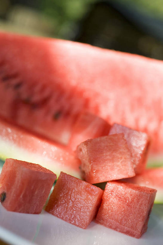 无人,竖图,俯视,室内,特写,白天,餐桌,桌子,西瓜,水果,许多,切开,阴影,朦胧,模糊,新鲜,反射,影子,生食,食品,果实,很多,食物,红色,切,有机食品,绿色食品,餐台,剖面,切面,寒瓜,彩图,高角度拍摄