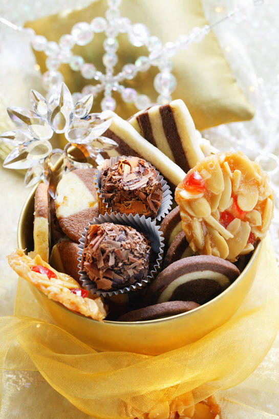 点心,无人,竖图,俯视,室内,特写,白天,植物,餐桌,桌子,餐具,圣诞节,一堆,许多,阴影,堆叠,堆积,节日,庆祝,装饰,反射,碟子,盘,影子,陶瓷,雪花,食品,草药,药草,陶瓷制品,曲奇,文化,中药,食物,盘子,容器,碟,碗,饼干,零食,庆典,清热,餐台,纪念,储藏,堆,华丽,修饰,点缀,储存,药材,中草药,曲奇饼,曲奇饼干,香草兰,中药材,本草,衬托,美观,雅致,雅观,解毒,婆绒花,山薄荷,石母草,彩图,高角度拍摄,贮存